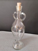 Szklana butelka w kształcie amfory, często używana do oliwy, octu 