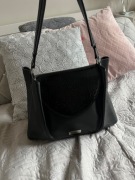 Elegancka, czarna skórzana torebka marki Paters