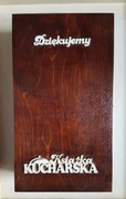 Skrzynka na wino. 2 butelki. Ręcznie zdobiona. Napis. Książka kucharska
