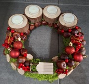 Wieniec adwentowy stroik świąteczny mech bombki kasztany drewno wosk sanki
