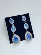 Eleganckie kolczyki srebrny kolor niebieskie cyrkonie 