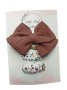 Kokarda czekoladowa na gumce i spinki w kwiaty