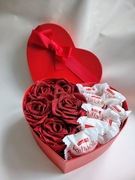 Słodki Flower box na Dzień Kobiet/ Wieczne róże, Praliny Raffaello