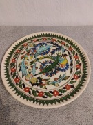 Talerz ozdobny siedzący Paw w kwiatach liściach KUTAHYA - Turkei - Turcja