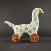 zwierzątko ptaszek na kółkach ceramika szkliwiona