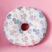 Poduszka do piercingu donut do przekłuwania uszu i spania Psie łapki 35 cm
