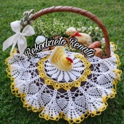 Serwetka na szydełku z kurką i ozdobną falbanką do koszyczka Wielkanoc 