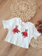 Biały prążkowany croptop z krótkim rękawem w róże 38M,