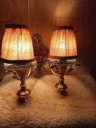 Mosiężny kinkiet po renowacji razem z abażurami i żarówkami