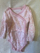 Różowo pudrowe body niemowlęce i białe body r. 62/68 2-6 Monate