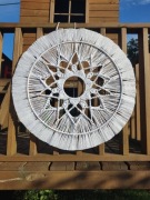 Mandala w formie rozety w kolorze białym do powieszenia