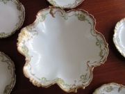 Komplet deserowy. Misa i 6 talerzyków deserowych wyprodukowane w Limoges. 