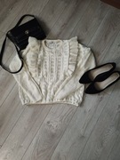 Kremowy sweterek z falbankami 