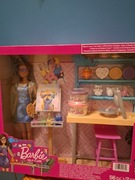 Lalka barbie Mattel w pracowni plastycznej 