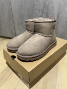 UGG Classic Mini – Stylowy Komfort w Kolorze Grey/Taupe