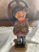 Figurka chłopiec z owocami stara antyk