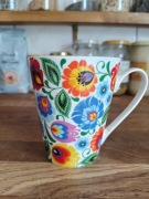 Kubek Folkowy. Biały z łowickimi wycinankami. „Pancerne” pakowanie.  