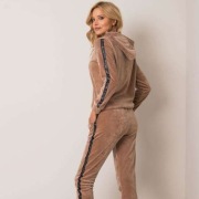 Beżowy welurowy komplet dresowy. 