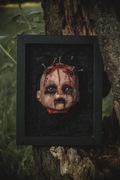 Gotycka Ramka z Głową Lalki Horror Macabre Art