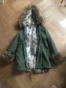 Zielona parka z futrem z jenota