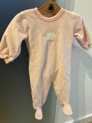 Śpiochy z aplikacją korona PB r 3m zapinane z tyłu