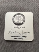 MERCEDES AMG ZNACZEK EMBLEMAT NAKLEJKA NA SILNIK ORYGINAŁ+ emblematy