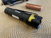 Mocna latarka Alonefire, kolory świecenia