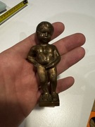 Sikający chłopiec figurka (78)