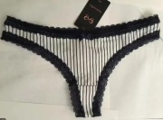 Hunkemöller stringi 4 sztuki + brazilian 1 sztuka