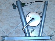 Mechanizm napędowy z ramą roweru stacjonarnego.