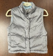 Srebrna kamizelka puchowa GAP – bardzo ciepła 134 szara pikowana z polarem