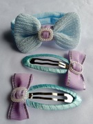 Zestaw do włosów: 1 gumka z kokardką 2 spinki z kokardkami Kolor: Niebieski
