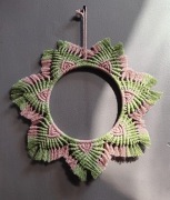 trójkolorowa gwiazda z makramy na drewnianym okręgu