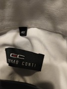 Biala koszula i garnitur z czarnymi wypustkami