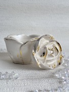 Świeca w kształcie róży sojowa w gipsowym pojemniku handmade prezent