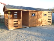 Domek z altanką i miejscem na drewno 