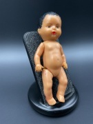 Vintage gumowa lalka-bobas z PRL – miękki niemowlak lat 70.–80.