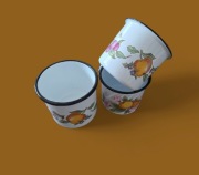 Komplet nowych, emaliowanych garnuszków/kubków PRL w owocowo-kwiatowy wzór