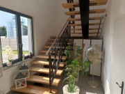 Schody wewnętrzne metalowo-drewniane z balustradą