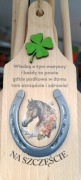 Deska pamiątka szczyrk z podkowa na szczęście mała koniczynka.