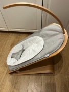 Drewniany bujaczek leżaczek dla niemowląt Luppee Reece grey natural