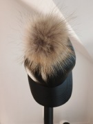 Czapka damska z odpinanym pomponem 