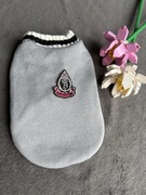 Stylowy sweterek dla małego psa kota szary z emblematem rozmiar XS/S bluza