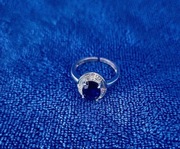 Srebrny pierścionek z granatowym oczkiem