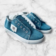 Modne trampki distressed – jeansowe niebieskie sneakersy