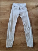 Białe spodnie jeansowe z rozdarciem Push up marki Bershka rozmiar XXS 