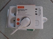 Czarna listwa zasilająca marki Hykker z wyłącznikiem i portami USB 