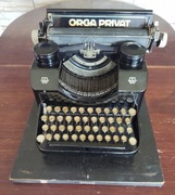 Maszyna do pisania ORGA PRIVAT z 1923 roku.