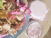 Peeling solny z olejem migdałowym i kami lawendy .