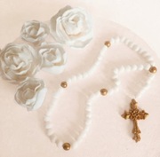 Różaniec z masy cukrowej na tort plus kwiaty duże komunia tort 